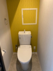 トイレ施工後　色鮮やかなアクセントクロスで明るい気分になる空間に