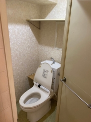 トイレ施工前　マンションの通常のきれいなトイレです